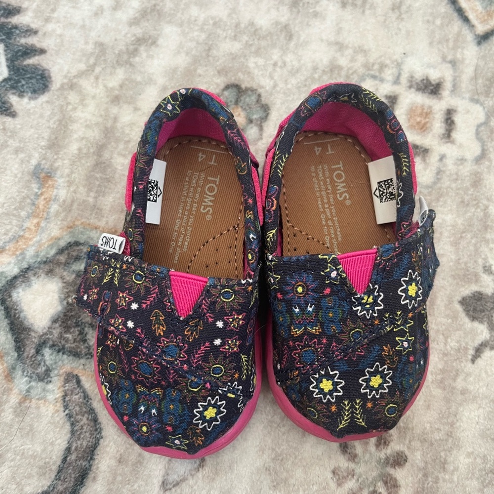 TOMS Kids Moccasins - Pink and Navy Floral